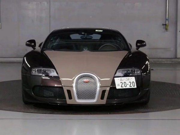 Японецът притежава един от само четирите такива автомобила с подвижен твърд покрив. Bugatti Veyron 16.4 Fbg par Herm&egrave;s е продукт на сътрудничество на Bugatti с известната парижка луксозна марка Herm&egrave;s. Специалистите са използвали традиционния двуцветен дизайн на каросерията на Bugatti, за да създадат визуална приемственост между екстериора и интериора. Цветът на предния капак продължава във вътрешността и към задната част.